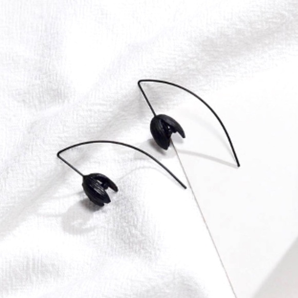 ✨✨NEW ✨BLACK TULIPS EARRINGS✨✨ - Picture 3 of 4